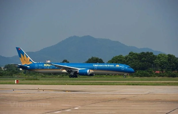 Máy bay của hãng hàng không Vietnam Airlines trên đường băng ở một sân bay. (Nguồn: Vietnam+)