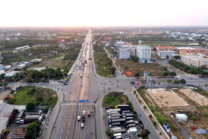 Điểm giao giữa đại lộ Nguyễn Văn Linh nối dài và đường Tân Túc tại trung tâm hành chính Bình Chánh