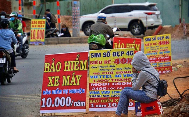 Một điểm bán bảo hiểm bắt buộc trách nhiệm dân sự của chủ xe cơ giới ngay tại lòng đường (Ảnh minh họa: KT)