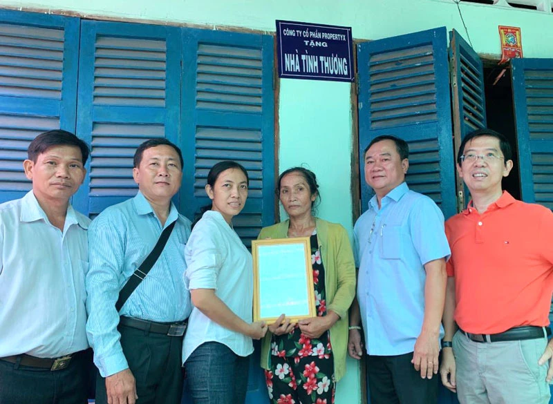 Báo ĐTTC trao nhà tình thương cho các hộ nghèo huyện Ba Tri - Bến Tre ảnh 1 Báo ĐTTC trao nhà tình thương cho các hộ nghèo huyện Ba Tri - Bến Tre ảnh 1