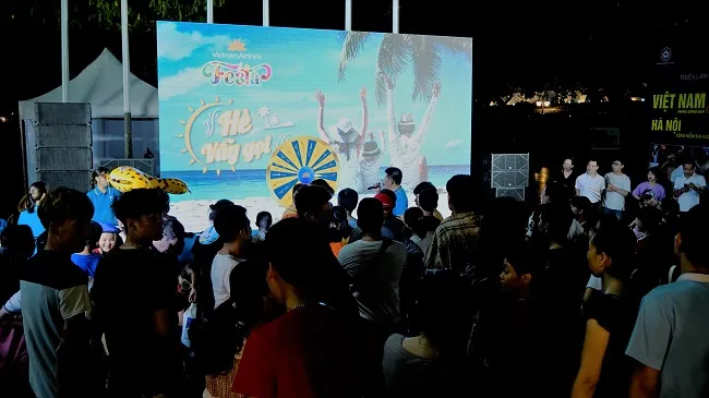 Hàng nghìn người dân Hà Nội tham dự Vietnam Airlines Festa tháng 6 ảnh 1 Hàng nghìn người dân Hà Nội tham dự Vietnam Airlines Festa tháng 6 ảnh 1