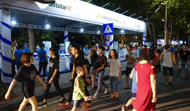 Hàng nghìn người dân Hà Nội tham dự Vietnam Airlines Festa tháng 6 ảnh 3 Hàng nghìn người dân Hà Nội tham dự Vietnam Airlines Festa tháng 6 ảnh 3