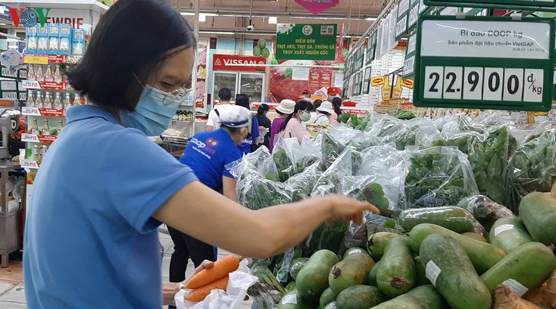 Nhiều mặt hàng giảm giá sâu trong các chương trình khuyến mại.