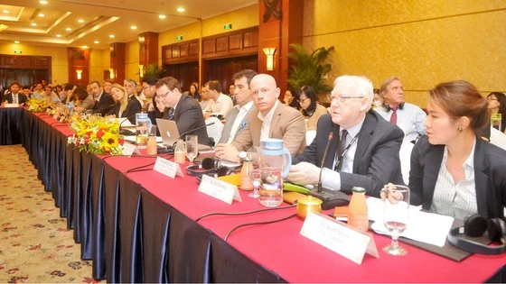 Ông Bob Fletcher, Phó Tiểu ban Vận tải và Hậu cần EuroCham (thứ 2 từ phải sang) phát biểu tại buổi đối thoại. Ảnh: CAO THĂNG