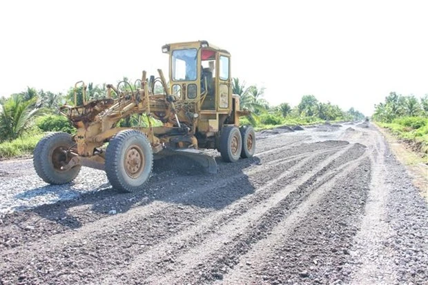 Thi công đường huyện 173 đoạn từ Nghĩa trang liệt sĩ huyện Châu Thành đến Tượng đài Tiểu đoàn 516, đi qua địa bàn các huyện Châu Thành-Giồng Trôm-Ba Tri với tổng mức đầu tư gần 900 tỷ đồng từ vốn trái phiếu Chính phủ giai đoạn 2017-2020. (Ảnh Công Trí/TTX