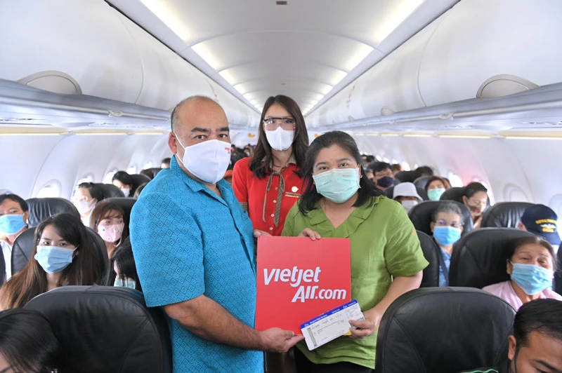 Ca sỹ Thái Lan GunGun biểu diễn khai trương đường bay mới của Thai Vietjet