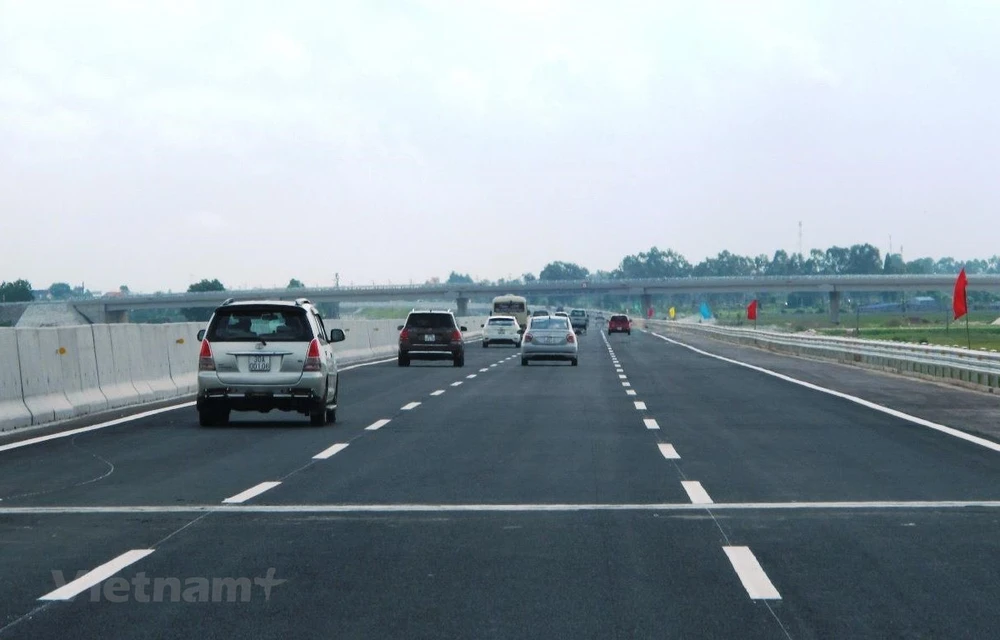 Phương tiện lưu thông trên đoạn tuyến cao tốc đã đưa vào khai thác. (Ảnh: Việt Hùng/Vietnam+)