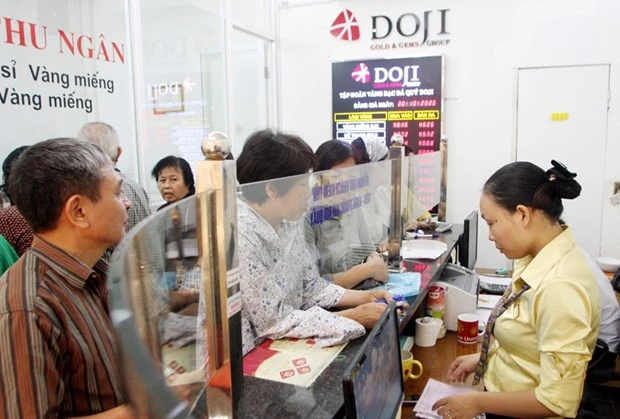 Khách hàng giao dịch vàng miếng. (Ảnh: TTXVN)