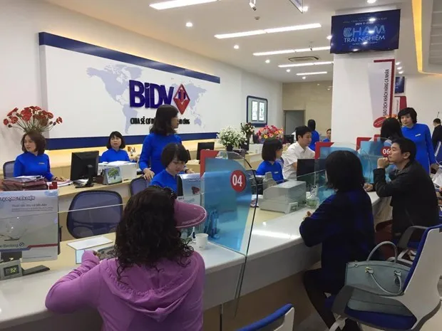 Giao dịch tại BIDV. (Ảnh: PV/Vietnam+)
