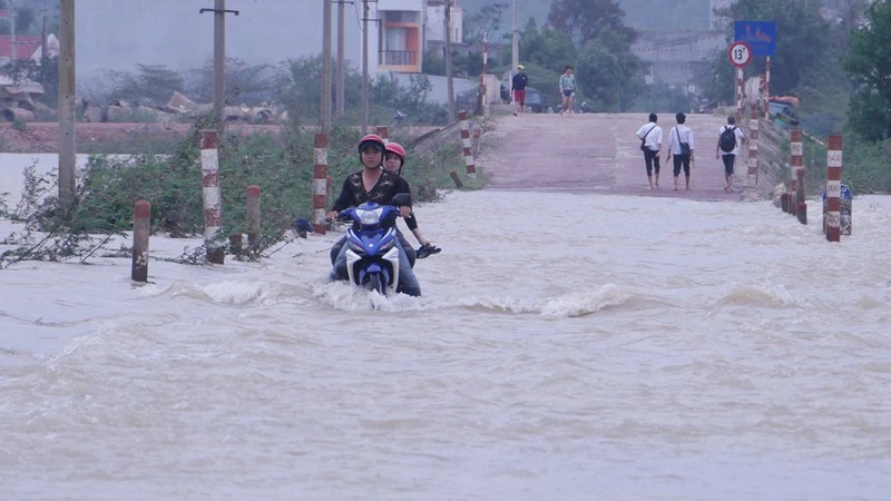 Mưa lũ lớn, dồn dập ập tới miền Trung