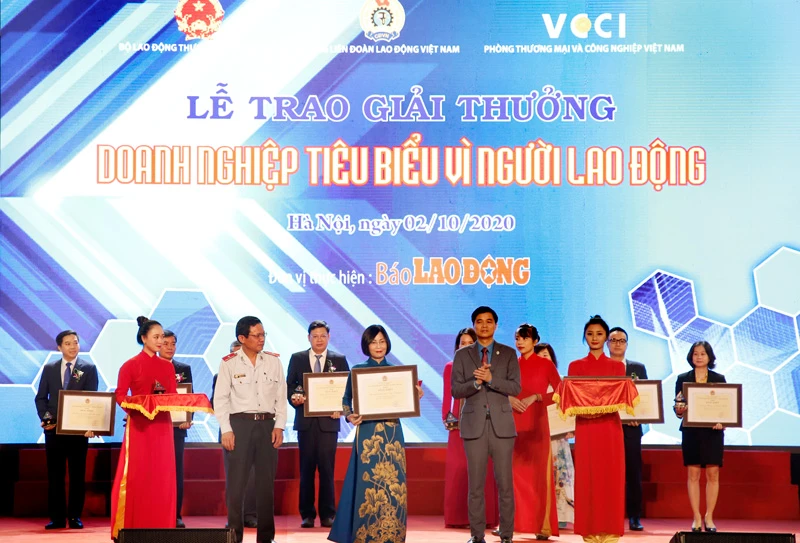 SeABank nhận bằng khen “Doanh nghiệp tiêu biểu vì người lao động”