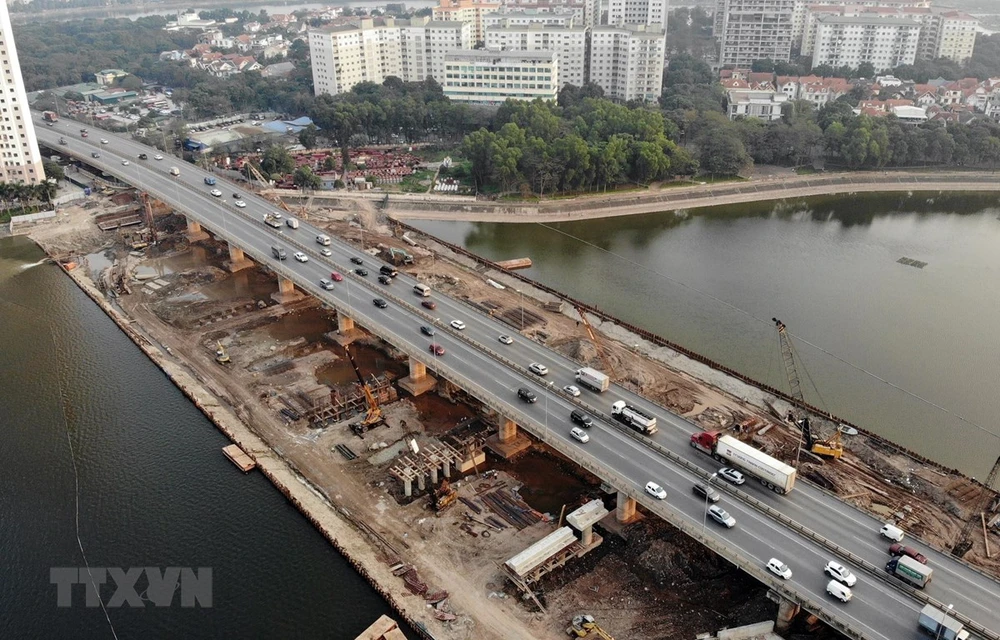 Thi công cầu vượt hồ Linh Đàm. (Ảnh: Danh Lam/TTXVN)