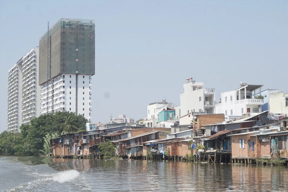 Gian nan di dời nhà ven, trên kênh rạch 