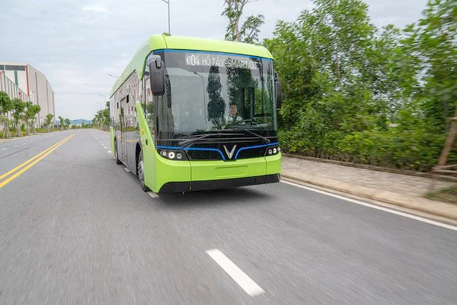 Trong bối cảnh ô nhiễm đang ở mức báo động, việc VinBus chạy thử thành công và tương lai xuất hiện hàng trăm chiếc xe buýt “xanh” lưu thông trên đường phố đã khiến rất nhiều người háo hức, chờ đợi. 