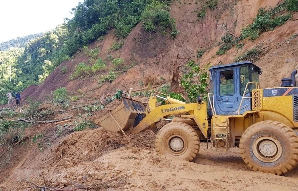 Lực lượng chức năng mở đường vào địa điểm sạt lở vùi lấp 53 người ở huyện Nam Trà My (Quảng Nam). (Ảnh: TTXVN)