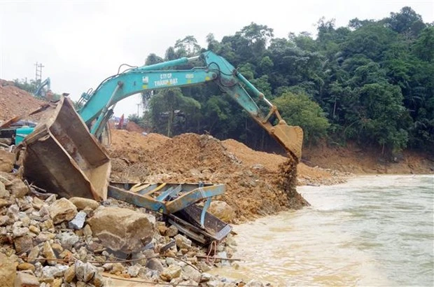 Các máy xúc đang tích cực hoạt động để tìm kiếm 12 công nhân bị mất tích tại Thủy điện Rào Trăng 3. (Nguồn: TTXVN phát)