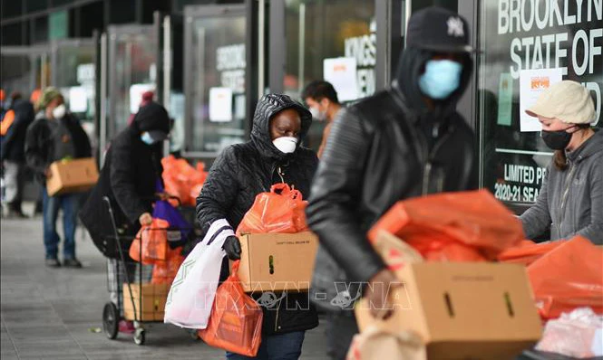 Người dân xếp hàng nhận suất ăn miễn phí tại ngân hàng thực phẩm ở Brooklyn, New York, Mỹ.