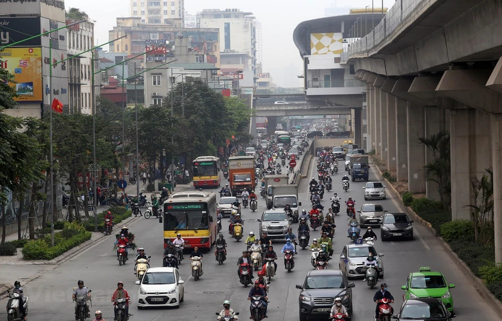 Xe buýt vẫn là phương tiện chủ lực của vận tải công cộng ở thành phố Hà Nội trong những năm tới đây. (Ảnh: Huy Hùng/Vietnam+)