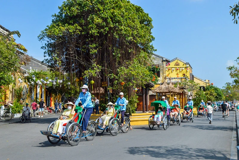 Trải nghiệm xích lô quanh phố cổ Hội An là chương trình cực kỳ hấp dẫn du khách. Ảnh: NGỌC PHÚC