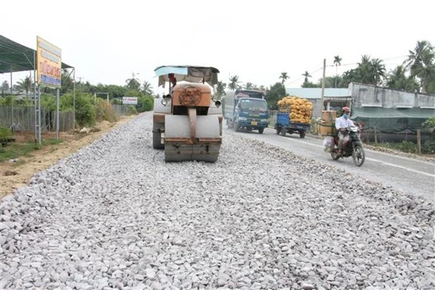 Thi công dự án cải tạo nâng cấp Quốc lộ 57 với tổng chiều dài toàn tuyến 39,19km, có tổng mức đầu tư toàn dự án 875 tỷ đồng. (Ảnh Công Trí/TTXVN)