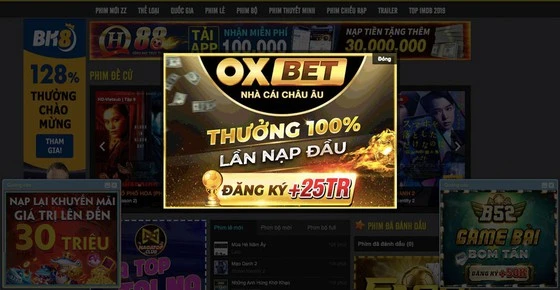 Quảng cáo đánh bài online dày đặc tại giao diện chính của một web xem phim đang ăn khách