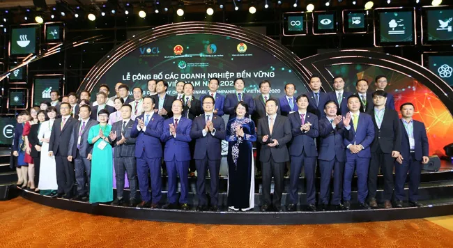 Phó Chủ tịch nước Đặng Thị Ngọc Thịnh, ông Vũ Tiến Lộc – Chủ tịch VCCI cùng đại diện các doanh nghiệp bền vững 2020