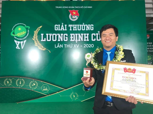 Anh Thuần nhận giải thưởng Lương Định Của