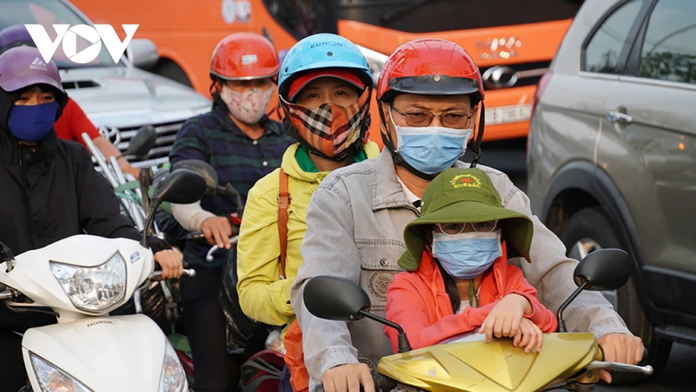 Xe máy là phương tiện di chuyển chính của nhiều người.