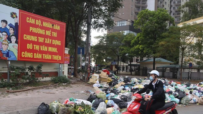 Rác thải sinh hoạt ùn ứ ngay trước biển tuyên truyền xây dựng đô thị văn minh của P.Mễ Trì, Q.Nam Từ Liêm, Hà Nội