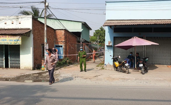 Lực lượng chức năng phong tỏa nơi làm việc của K. trên đường Nguyễn Xiển, phường Long Bình, quận 9, TP.HCM - Ảnh: MINH HÒA