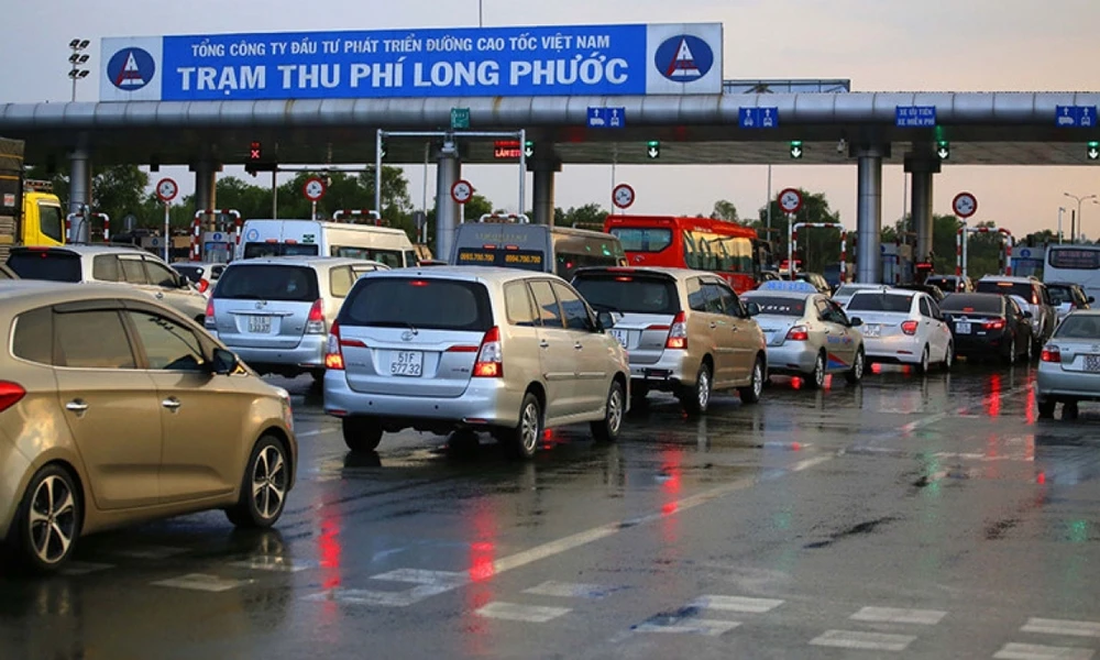 Thu phí tự động không dừng là hình thức thuận tiện, tiết kiệm thời gian hơn, giảm được ùn tắc giao thông và giúp minh bạch các khoản thu của dự án BOT. (Ảnh minh họa/KT).