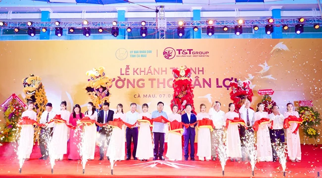 Ông Đỗ Quang Hiển, Chủ tịch HĐQT kiêm TGĐ Tập đoàn T&T Group và các đại biểu cắt băng khánh thành Trường THCS Tân Lợi.