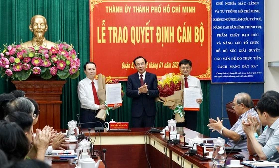 Bí thư Thành ủy TPHCM Nguyễn Văn Nên trao quyết định cán bộ cho tân Bí thư TP Thủ Đức Nguyễn Văn Hiếu và tân Bí thư Quận ủy quận 5 Nguyễn Mạnh Cường. Ảnh: HOÀNG HÙNG