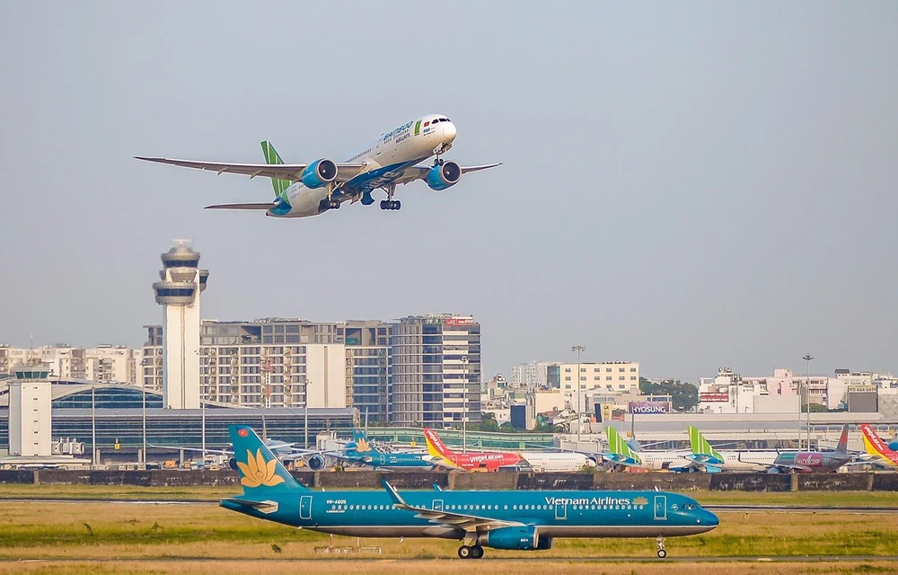 Máy bay của các hãng hàng không tại một sân bay. (Ảnh: CTV/Vietnam+)