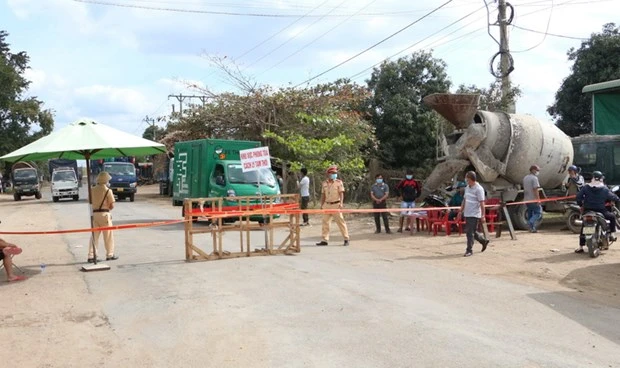 Các chốt chặn kiểm soát chặt chẽ người và phương tiện tại các điểm có trường hợp dương tính với SARS-CoV-2. (Ảnh: Quang Thai/TTXVN)