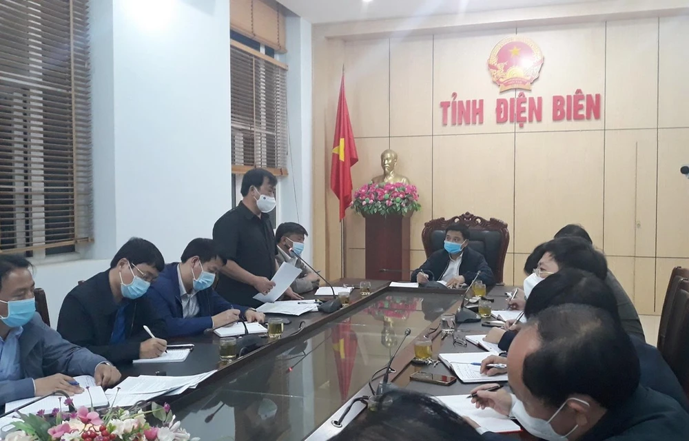 Ông Vừ A Bằng, Phó Chủ tịch UBND tỉnh Điện Biên, Phó trưởng Ban chỉ đạo phòng, chống dịch COVID-19 tỉnh thông tin tình hình dịch COVID-19 trên địa bàn. (Ảnh: TTXVN phát)