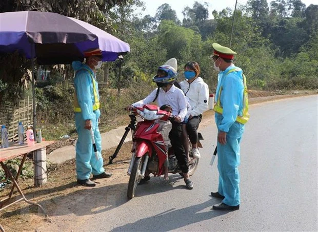 Lực lượng chức năng tại một chốt kiểm soát. (Ảnh minh họa. Xuân Tiến/TTXVN)