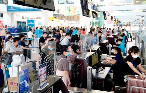 Hành khách làm thủ tục chuyến bay tại sân bay Nội Bài. (Ảnh: CTV/Vietnam+)