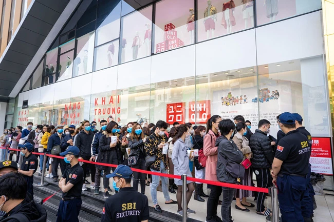 Sự xuất hiện của Uniqlo tiếp tục lập kỷ lục mới với hàng dài tín đồ mua sắm xếp hàng chờ khai trương