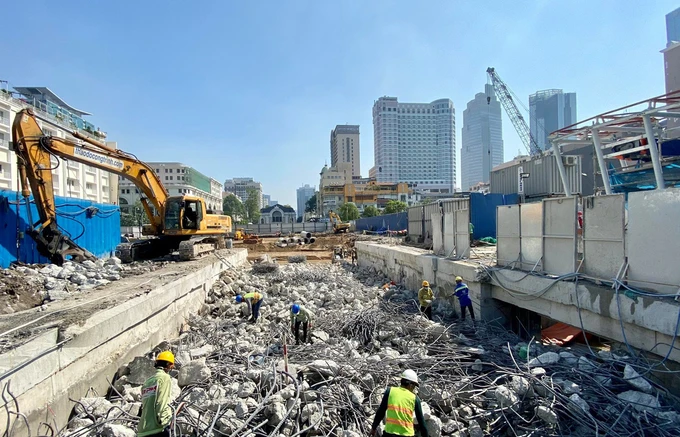 Công nhân thi công chuẩn bị tái lập mặt đường Lê Lợi phía trên ga Nhà hát thành phố. Ảnh: Ban quản lý đường sắt đô thị.