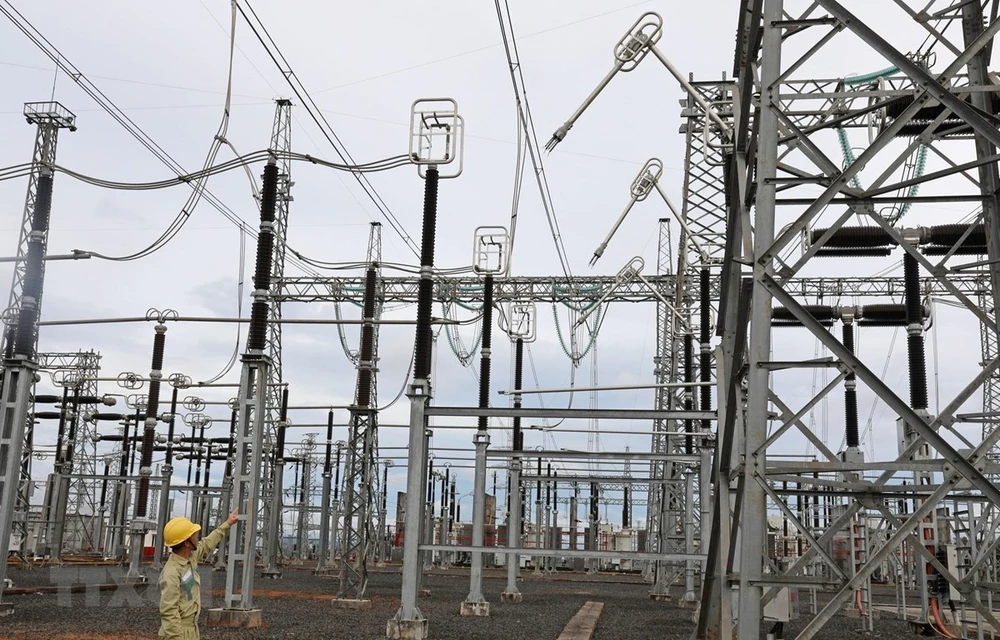 Vận hành lưới điện truyền tải tại trạm biến áp 500kV Đak Nông. (Ảnh: Ngọc Hà/TTXVN)