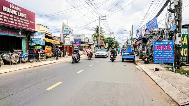 Đường Phan Văn Hớn đoạn qua huyện Hóc Môn vừa được nâng cấp nhưng vẫn chưa giải quyết được tình trạng quá tải về giao thông