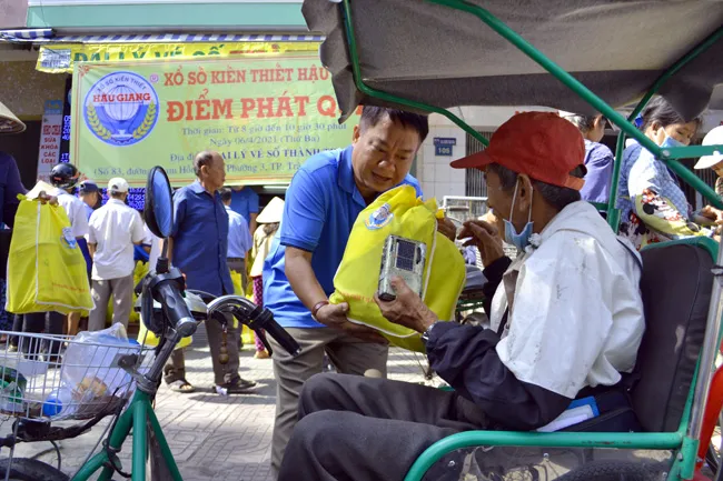 Trao 400 phần quà cho người bán vé số dạo tại Trà Vinh ảnh 1