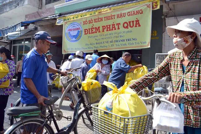 Trao 400 phần quà cho người bán vé số dạo tại Trà Vinh ảnh 2