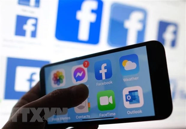 Biểu tượng Facebook trên màn hình điện thoại di động. (Nguồn: AFP/TTXVN)