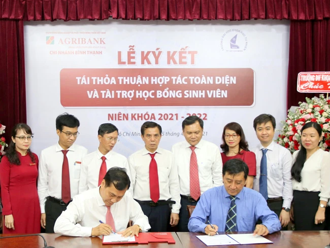 Ông Nguyễn Đình Huấn - Giám đốc Agribank Chi nhánh Bình Thạnh (bên phải) và PGS.TS. Trần Lê Quan - Phó Hiệu trưởng Trường đại học Khoa học Tự nhiên ký kết thỏa thuận hợp tác