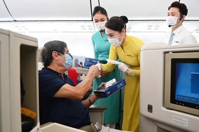 Các vị khách may mắn nhận được phần quà bất ngờ từ Vietnam Airlines.