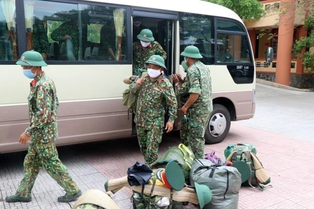 Cán bộ, chiến sỹ chuẩn bị quân tư trang sẵn sàng lên đường làm nhiệm vụ tại Thừa Thiên-Huế. (Ảnh: Đỗ Trưởng/TTXVN)