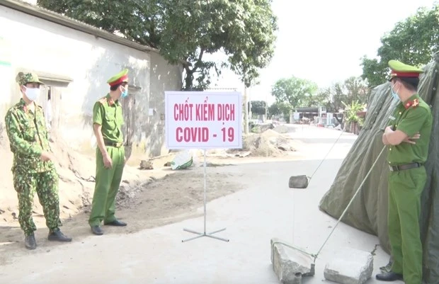 Một chốt kiểm soát dịch COVID-19 tại Hưng Yên. (Ảnh: Đinh Tuấn/TTXVN)