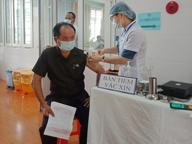 Cán bộ, công nhân viên sân bay tại đã được tiêm vaccine phòng COVID-19. (Ảnh: CTV/Vietnam+)